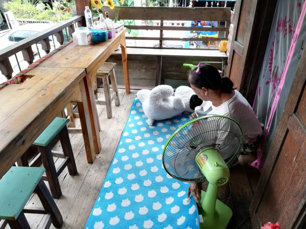 タイで仲良くなったレストランのおばちゃんが昼寝しなよと布団をしいてくれている